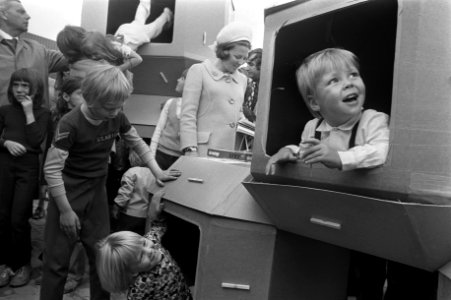 Prinses Beatrix, prins Constantijn (r) en prins Willem-Alexander (l onder) bij e, Bestanddeelnr 925-6366