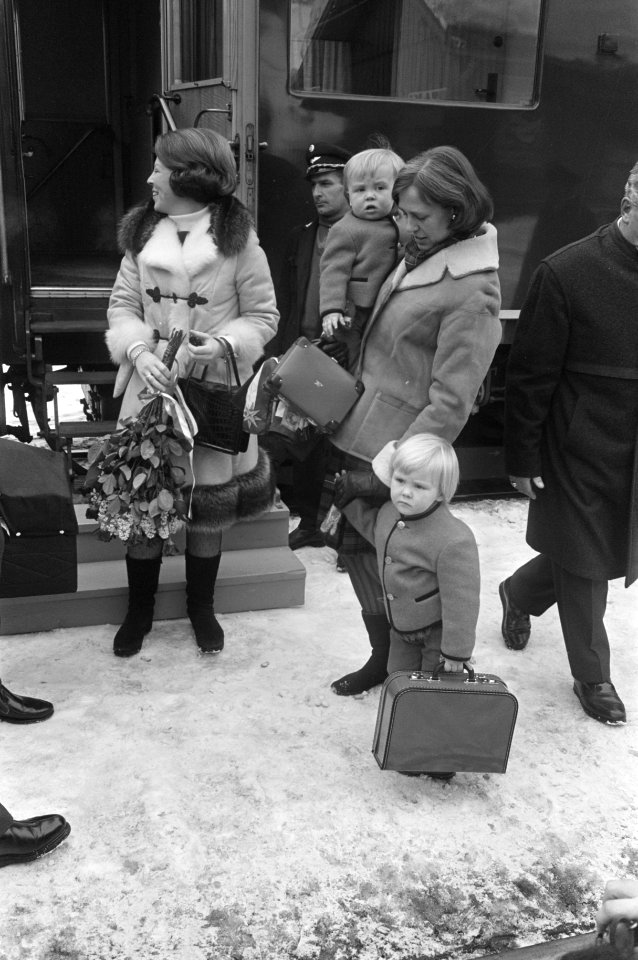 Prinses Beatrix , prins Claus en drie kinderen arrivere in Lech (Oostenrijk) voo, Bestanddeelnr 923-3355