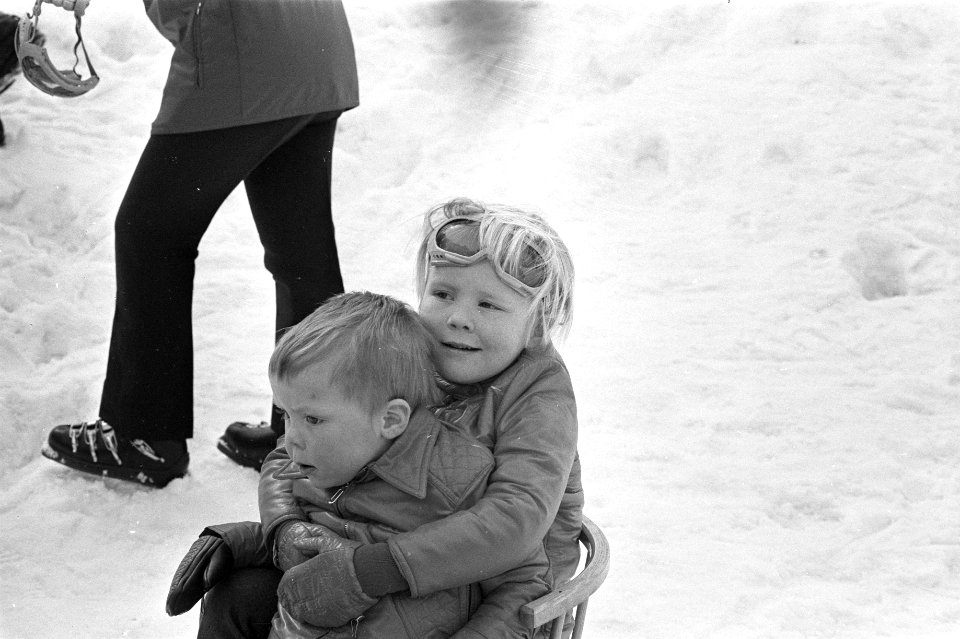 Prinses Beatrix , Prins Claus en kinderen op wintersportvakantie in Lech, Oosten, Bestanddeelnr 925-4313