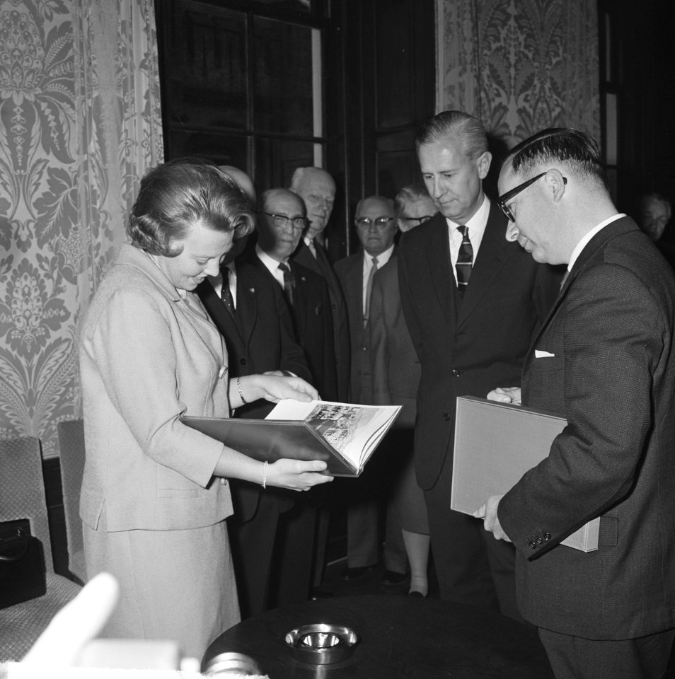 Prinses Beatrix kreeg boek over herdenking 1813-1963 In de Statenzaal rechts pr, Bestanddeelnr 915-7077