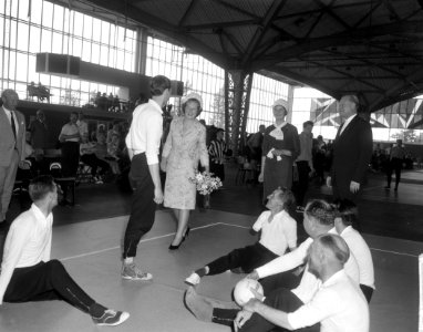 Prinses Beatrix aanwezig in Expohal te Hilversum, bij lustrum Invalide Sportclub, Bestanddeelnr 916-4907