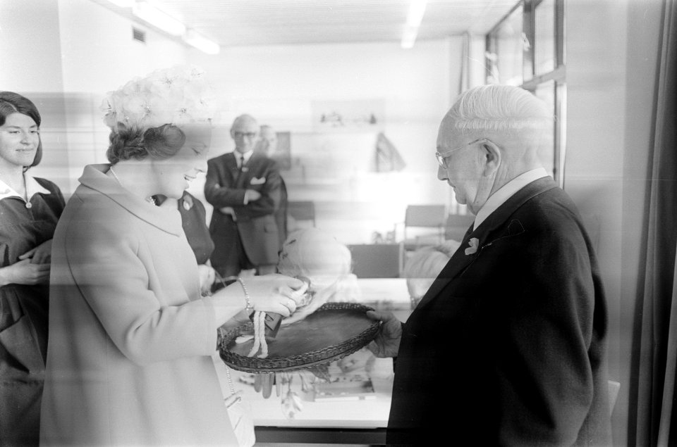Prinses Beatrix in Drenthe opende vakantiecentrum prins Willem Alexander in Rode, Bestanddeelnr 921-3328