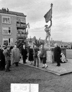 Prinses Irene onthult het monument voor de Prinses Irenebrigade in Tilburg, Bestanddeelnr 907-4074