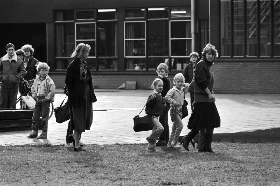 Prinses Irene haalt kinderen van Internationale school Amsterdam waar ze tijdeli, Bestanddeelnr 931-0743
