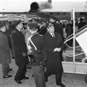 Prinses Irene vanaf Schiphol naar Parijs vertrokken, passagiers gaan uit het vli, Bestanddeelnr 916-2796