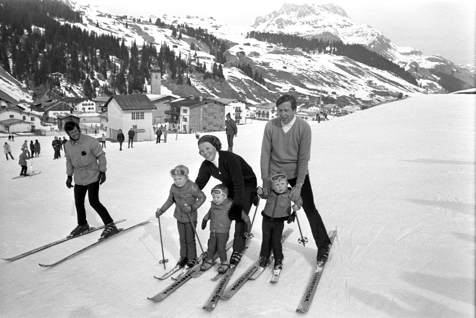 Prinses Beatrix , Prins Claus en kinderen op wintersportvakantie in Lech, Oosten, Bestanddeelnr 925-4311