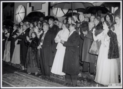 PrinsBernhard en prinses Beatrix en publiek in avondkleding en paraplus applaudi, Bestanddeelnr 156-0832