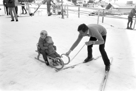 Prinses Beatrix , Prins Claus en kinderen op wintersportvakantie in Lech, Oosten, Bestanddeelnr 925-4318