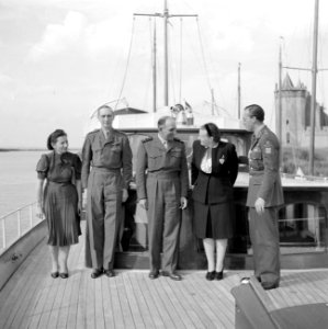 Prinses Juliana, prins Bernhard, met snor, generaal de Lattre de Tassigny en and, Bestanddeelnr 255-7604 photo