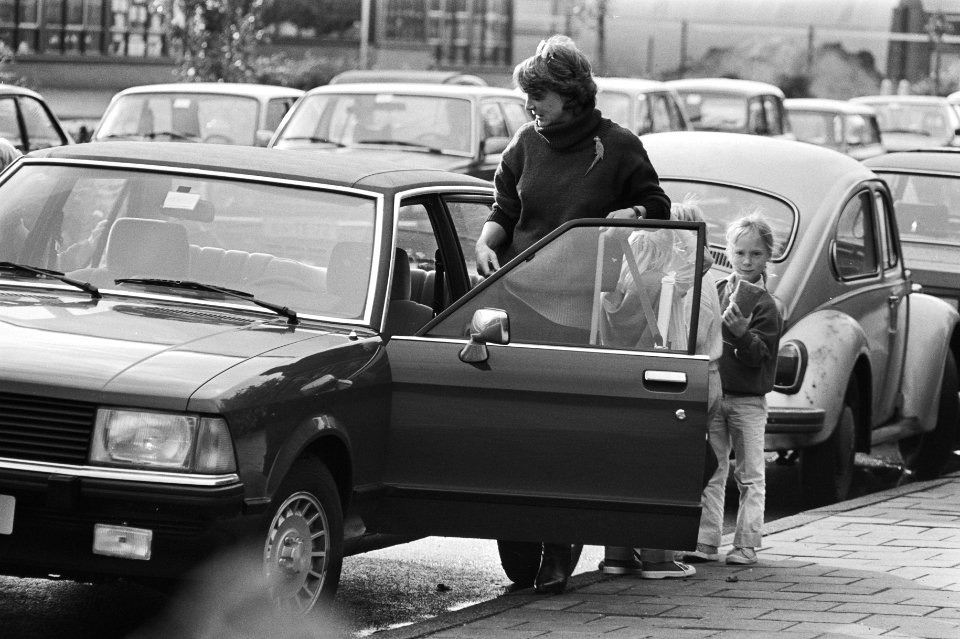 Prinses Irene haalt kinderen van Internationale school t Amsterdam waar ze tijde, Bestanddeelnr 931-0744