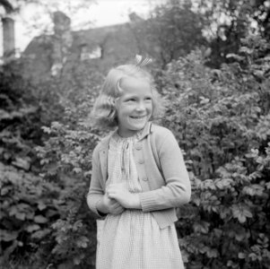 Prinses Irene in de tuin, Bestanddeelnr 255-7401
