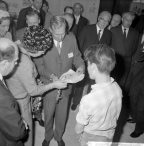 Prinses Beatrix bezocht de Nationale Beroepsmanifestatie te Utrecht, Bestanddeelnr 915-1345