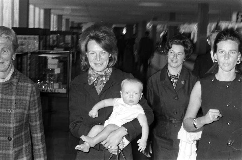 Prinses Irene vertrekt met zoon Prins Carlos van Schiphol naar Madrid Prinses I, Bestanddeelnr 923-9247