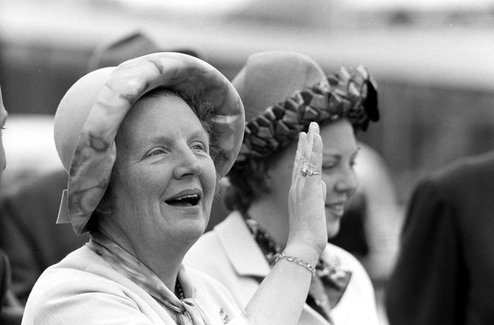 Prinses Irene en prinses Margriet naar Suriname, afscheid op de vliegtuigtrap, Bestanddeelnr 914-0906