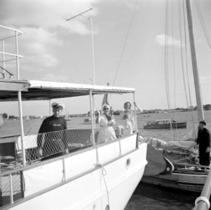 Prinses Juliana, prinses Margriet en kindermeisje Rita Pennink op het achterdek , Bestanddeelnr 255-7462