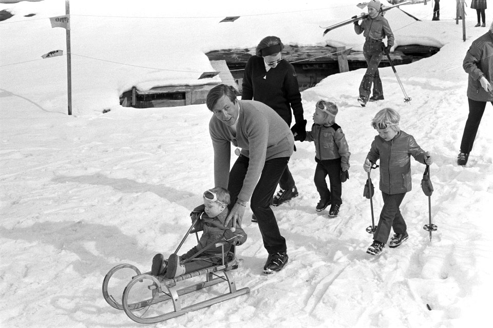 Prinses Beatrix , Prins Claus en kinderen op wintersportvakantie in Lech, Oosten, Bestanddeelnr 925-4324