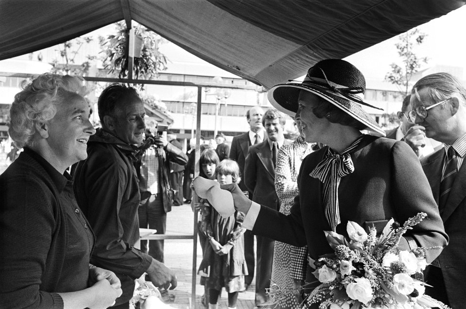 Prinses Beatrix in Ede voor opening gemeentehuis kijkt toe bij volksdansen, Bestanddeelnr 929-3207