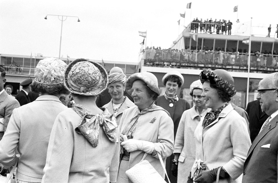 Prinses Irene en prinses Margriet naar Suriname, afscheid op de vliegtuigtrap, Bestanddeelnr 914-0903