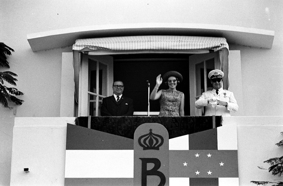 Prinses Beatrix op Aruba, de Prinses luistert naar een aubade, links premier Jon, Bestanddeelnr 917-4912