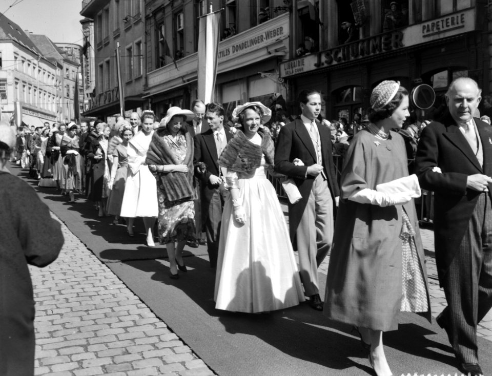 Prinses Irene met Prins Francois van Frankrijk , daarachter Prins Hugues de Bour, Bestanddeelnr 909-4753