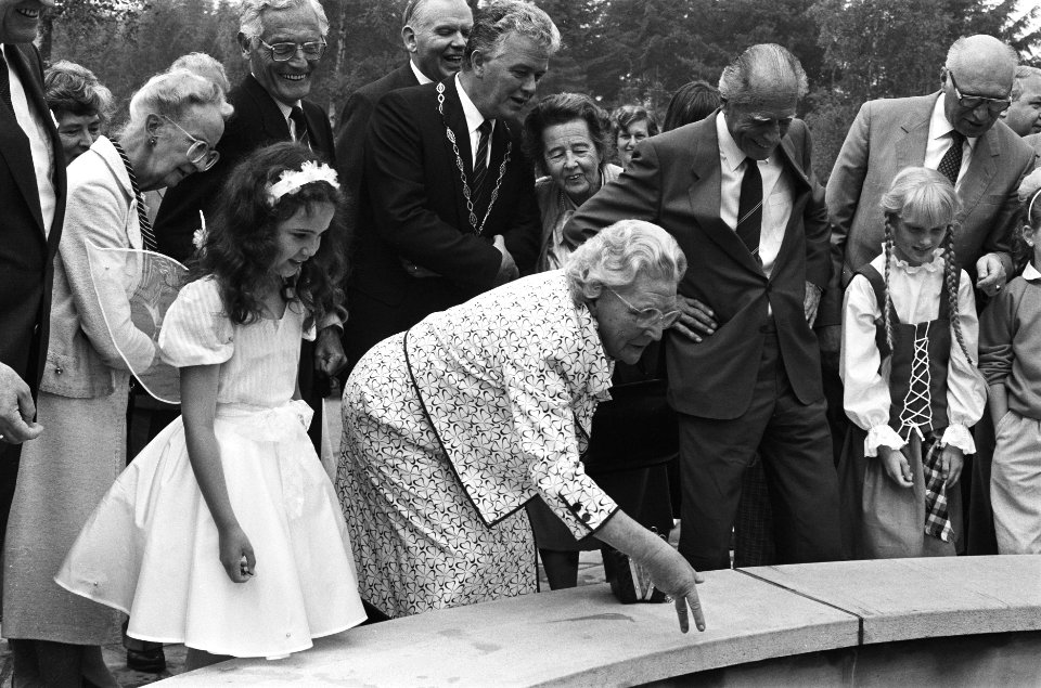 Prinses Juliana gooit muntjes in de wensbron, rechts Anton Pieck (adviseur recre, Bestanddeelnr 933-3322