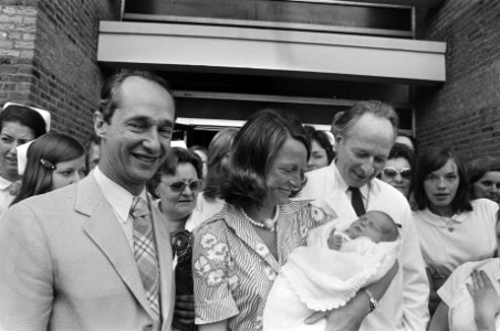 Prinses Irene met baby uit ziekenhuis in Nijmegen Prins Carel Hugo en Prinses I, Bestanddeelnr 927-2981