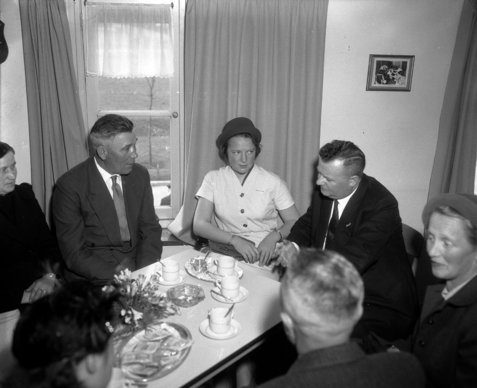 Prinses Irene in gesprek met enkele werklozen, Bestanddeelnr 909-4504