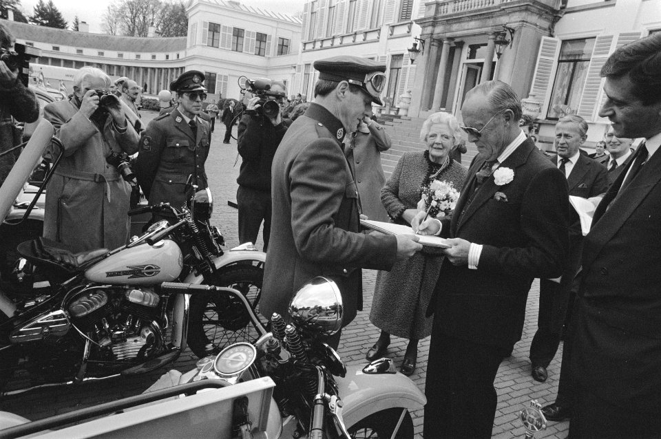 Prinses Juliana en prins Bernhard namen defile wegenwacht af prins Bernhard bij, Bestanddeelnr 933-6330