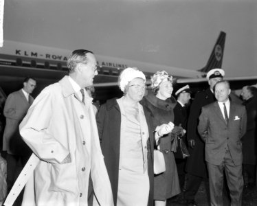 Prinses Beatrix en Prins Bernhard terug uit Amerika Prins Bernhard , koningin J, Bestanddeelnr 915-0983