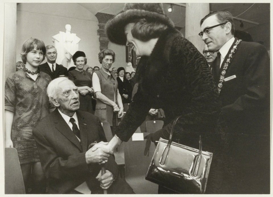 Prinses Beatrix feliciteert Jan Bronner bij zijn negentigste verjaardag. Opening tentoonstelling van zijn werk. NL-HlmNHA 54011894 1