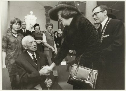 Prinses Beatrix feliciteert Jan Bronner bij zijn negentigste verjaardag. Opening tentoonstelling van zijn werk. NL-HlmNHA 54011894 1