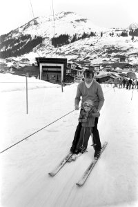 Prinses Beatrix , Prins Claus en kinderen op wintersportvakantie in Lech, Oosten, Bestanddeelnr 925-4315