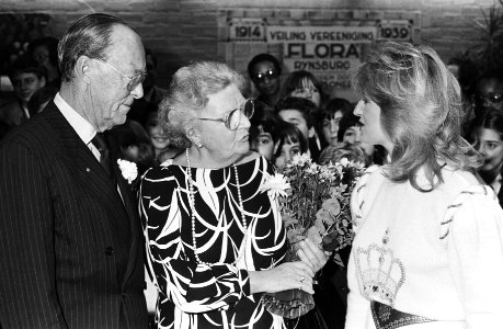 Prinses Juliana, prins Bernhard met zangeres Anita Meyer, Bestanddeelnr 932-4145