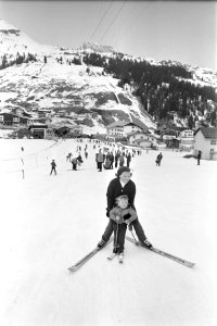 Prinses Beatrix , Prins Claus en kinderen op wintersportvakantie in Lech, Oosten, Bestanddeelnr 925-4320