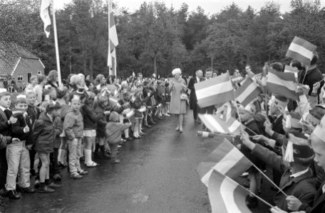 Prinses Beatrix in Drenthe opende vakantiecentrum prins Willem Alexander in Rode, Bestanddeelnr 921-3332