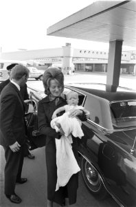 Prinses Irene vertrekt met zoon Prins Carlos van Schiphol naar Madrid, Bestanddeelnr 923-9248