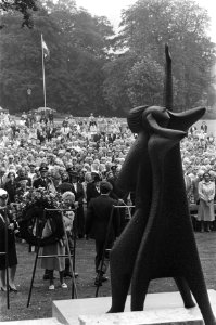 Prinses Juliana legt krans bij het monument in Bronbeek ter gelegenheid van de h, Bestanddeelnr 933-4079