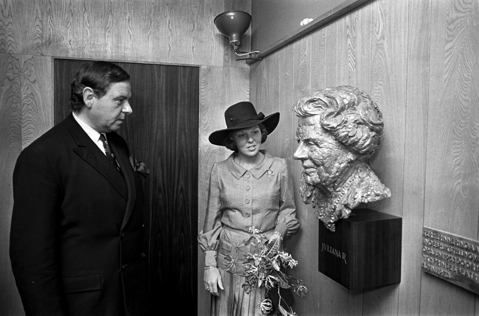 Prinses Beatrix onthult buste in brons van koningin Juliana in het Groothandelsg, Bestanddeelnr 926-4506