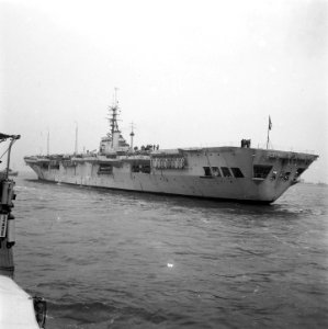 Prinselijk paar in Den Helder. Vliegdekschip Hr. Ms. Karel Doorman (R 81), Bestanddeelnr 902-8179