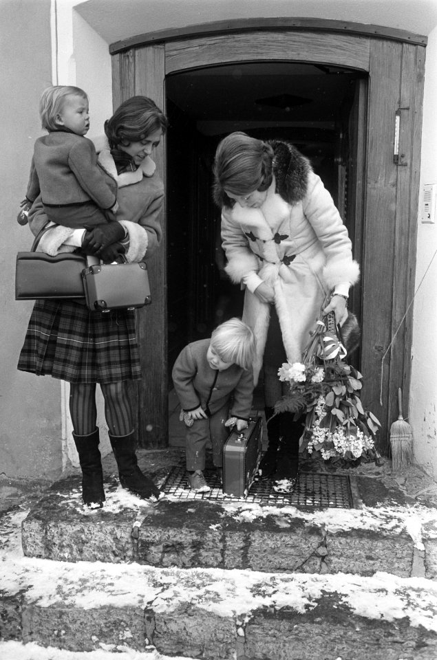 Prinses Beatrix , prins Claus en drie kinderen arrivere in Lech (Oostenrijk) voo, Bestanddeelnr 923-3359