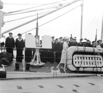 Prinselijk paar in Den Helder. Inspectie Hr. Ms. Queen Wilhelmina, Bestanddeelnr 902-8184