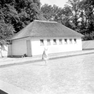 Prinses Beatrix in het zwembad naast de badhuisjes in de paleistuin, Bestanddeelnr 255-7823