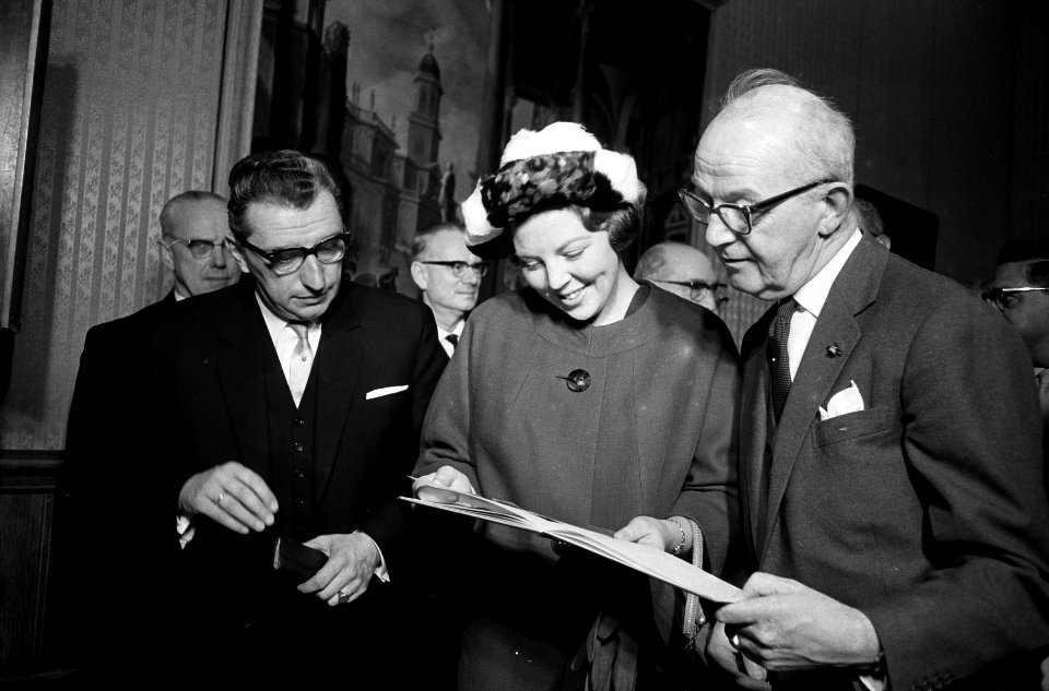 Prinses Beatrix in het Oude Haagse Stadhuis bijeenkomst bijgewoond ter nagedacht, Bestanddeelnr 915-7656