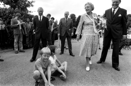 Prinses Juliana heeft een houten zitbank van de bevolking van Soest aangeboden g, Bestanddeelnr 931-5176