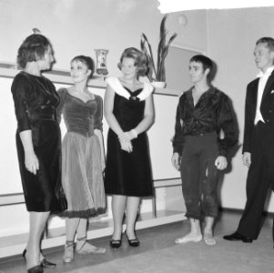 Prinses Beatrix aanwezig in de Stadsschouwburg te Utrecht, balletuitvoering van , Bestanddeelnr 917-3135