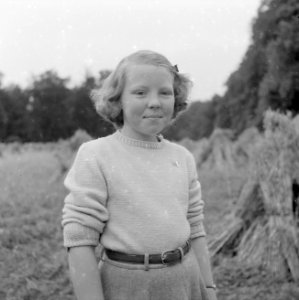 Prinses Beatrix in het park van het paleis, Bestanddeelnr 255-7520
