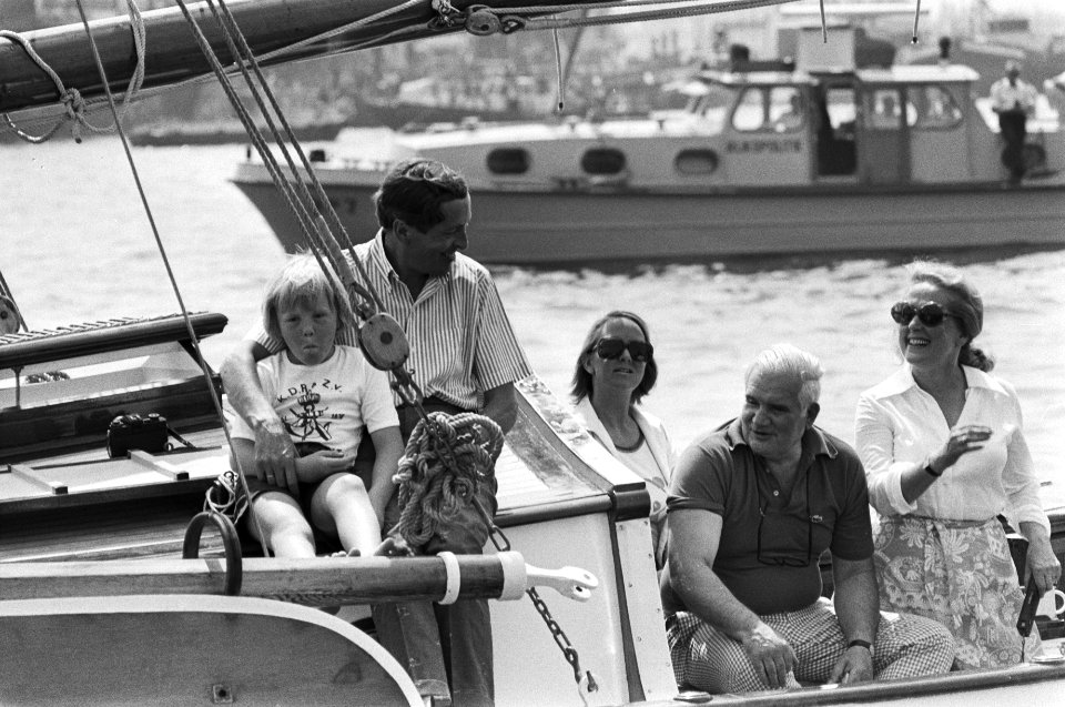 Prinses Beatrix , Prins Claus en twee kinderen op Groene Draeck bij 125 jarig be, Bestanddeelnr 928-6648