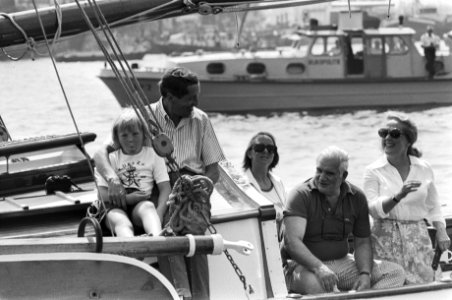 Prinses Beatrix , Prins Claus en twee kinderen op Groene Draeck bij 125 jarig be, Bestanddeelnr 928-6648