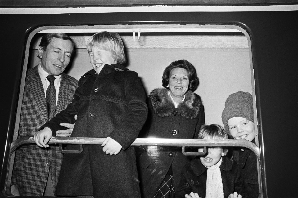 Prinses Beatrix , Prins Claus en kinderen naar Lech vertrokken vanaf station Baa, Bestanddeelnr 928-9542