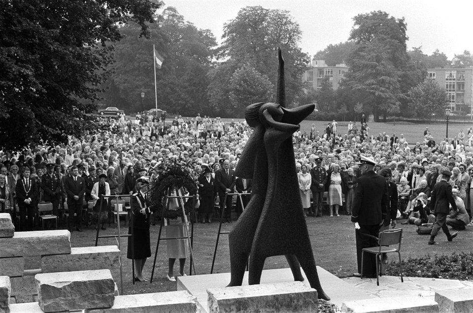 Prinses Juliana legt krans bij monument in Bronbeek t.g. herdenking Nederlandse , Bestanddeelnr 933-4081